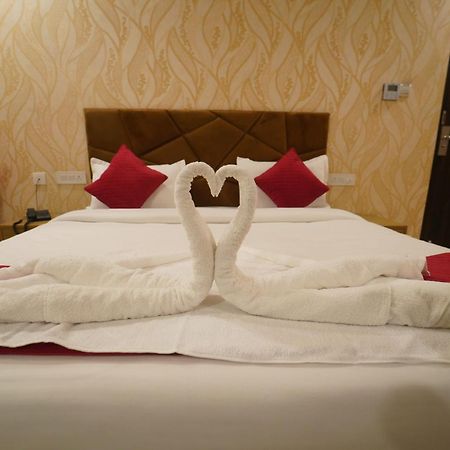Crown Ceremonies Hotel Faridabad Ngoại thất bức ảnh