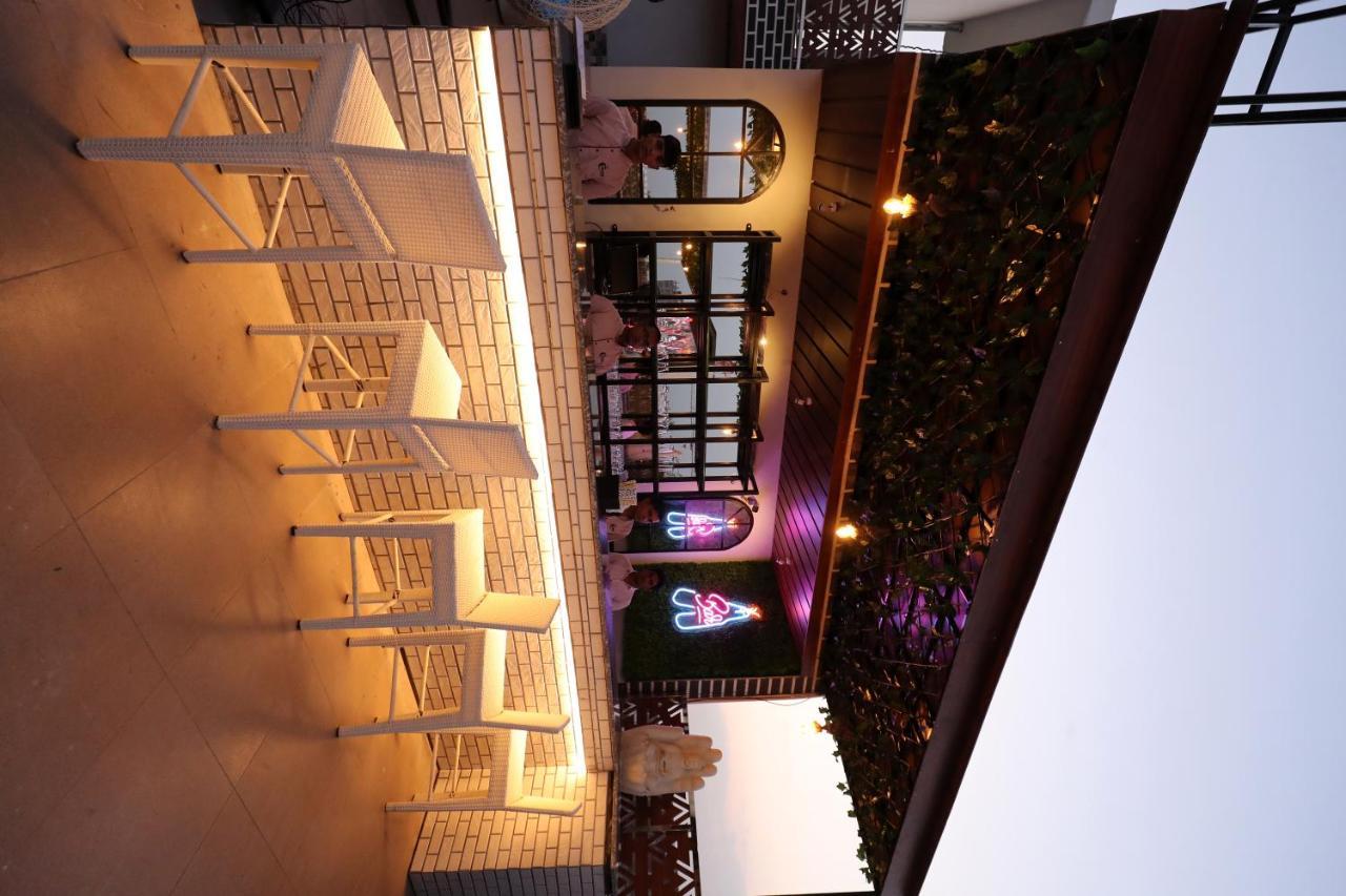 Crown Ceremonies Hotel Faridabad Ngoại thất bức ảnh