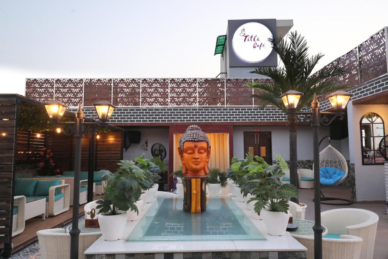 Crown Ceremonies Hotel Faridabad Ngoại thất bức ảnh