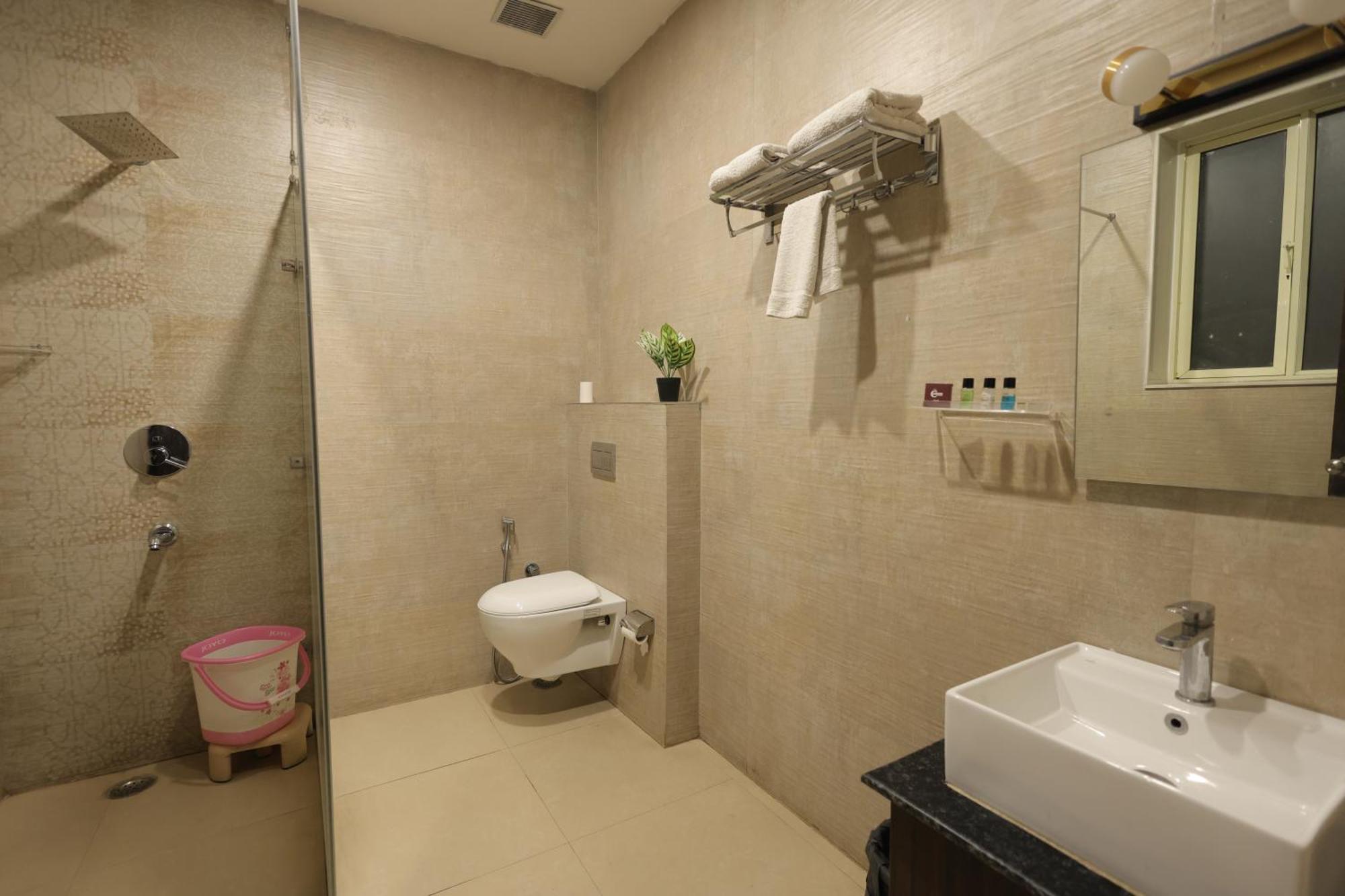 Crown Ceremonies Hotel Faridabad Ngoại thất bức ảnh