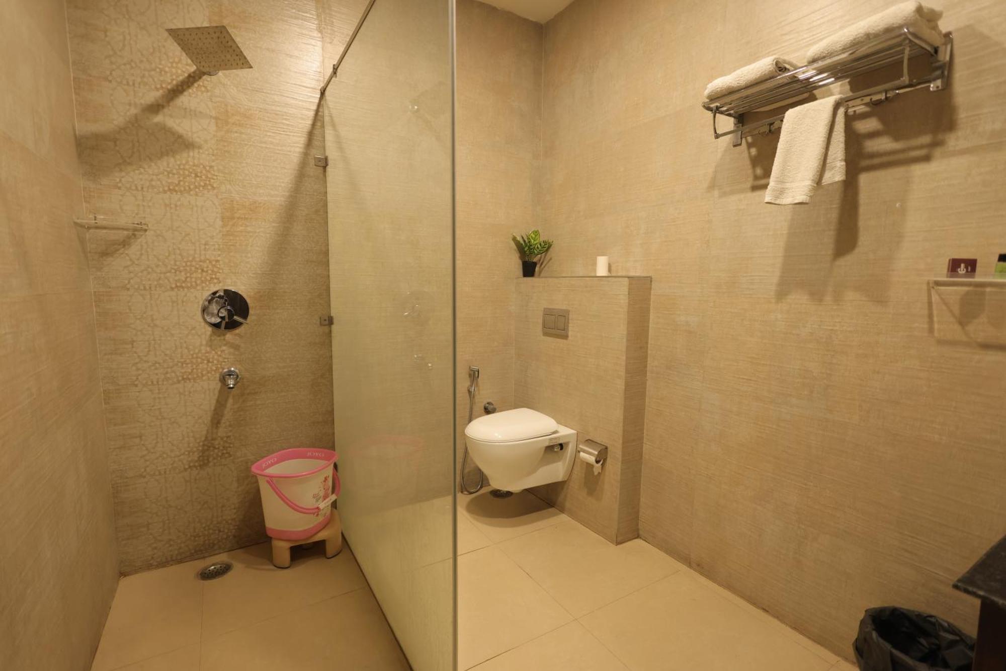 Crown Ceremonies Hotel Faridabad Ngoại thất bức ảnh
