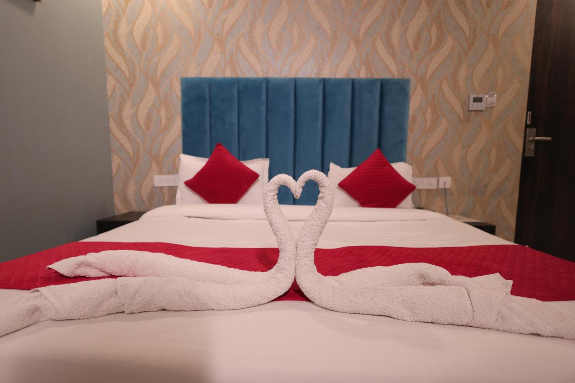 Crown Ceremonies Hotel Faridabad Ngoại thất bức ảnh