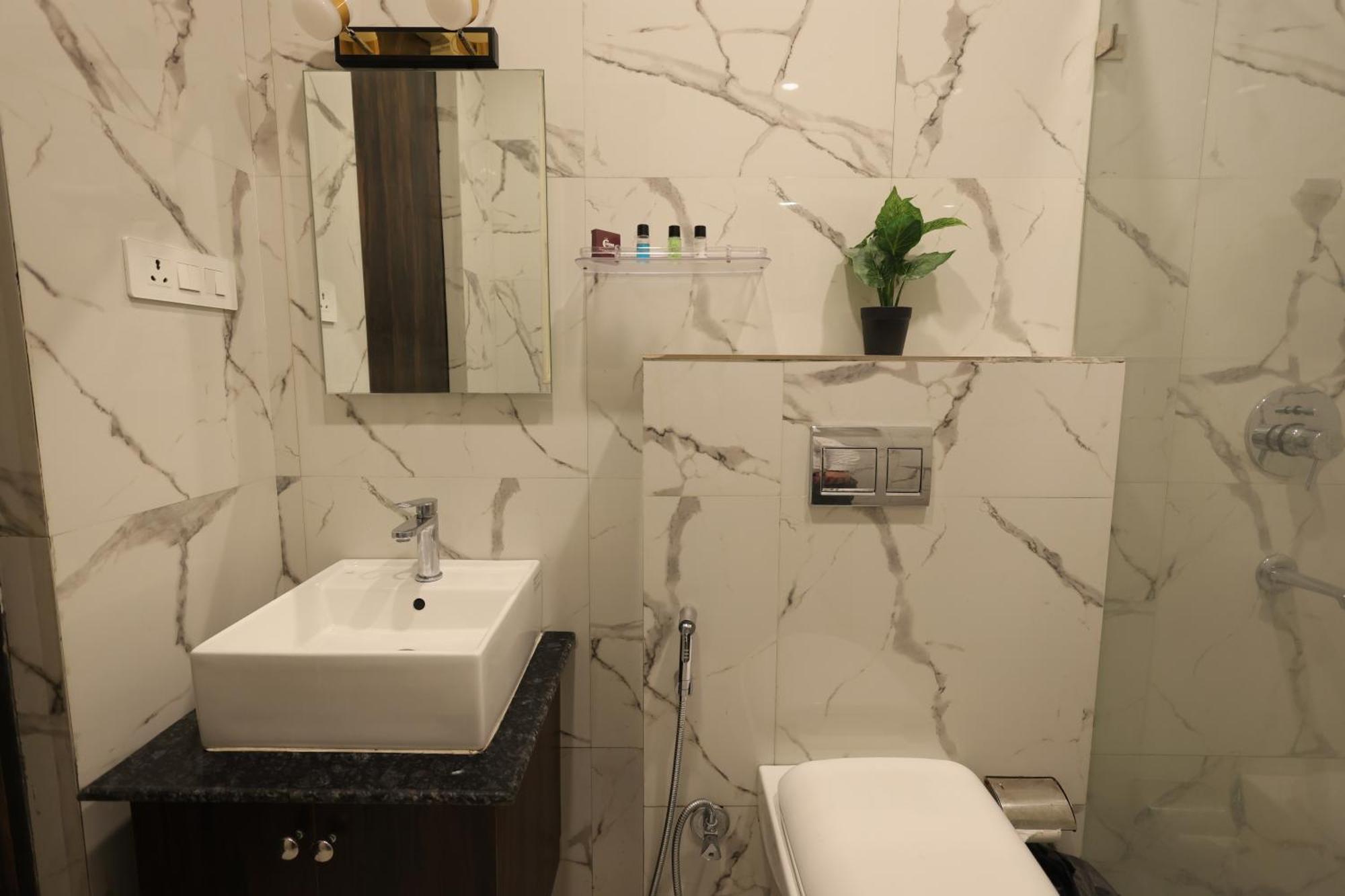 Crown Ceremonies Hotel Faridabad Ngoại thất bức ảnh