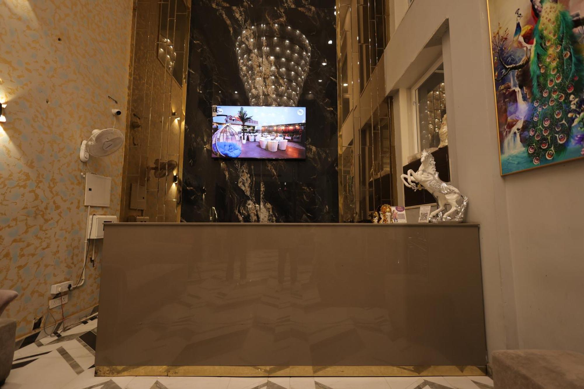 Crown Ceremonies Hotel Faridabad Ngoại thất bức ảnh