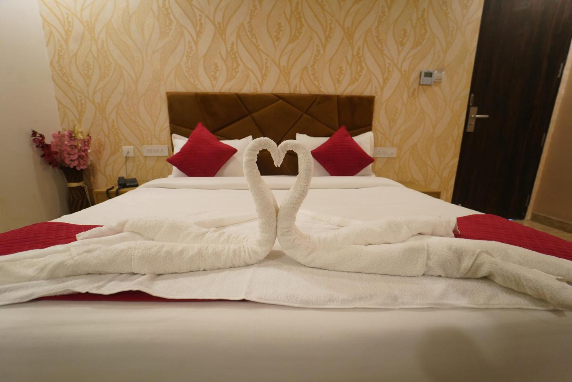 Crown Ceremonies Hotel Faridabad Ngoại thất bức ảnh