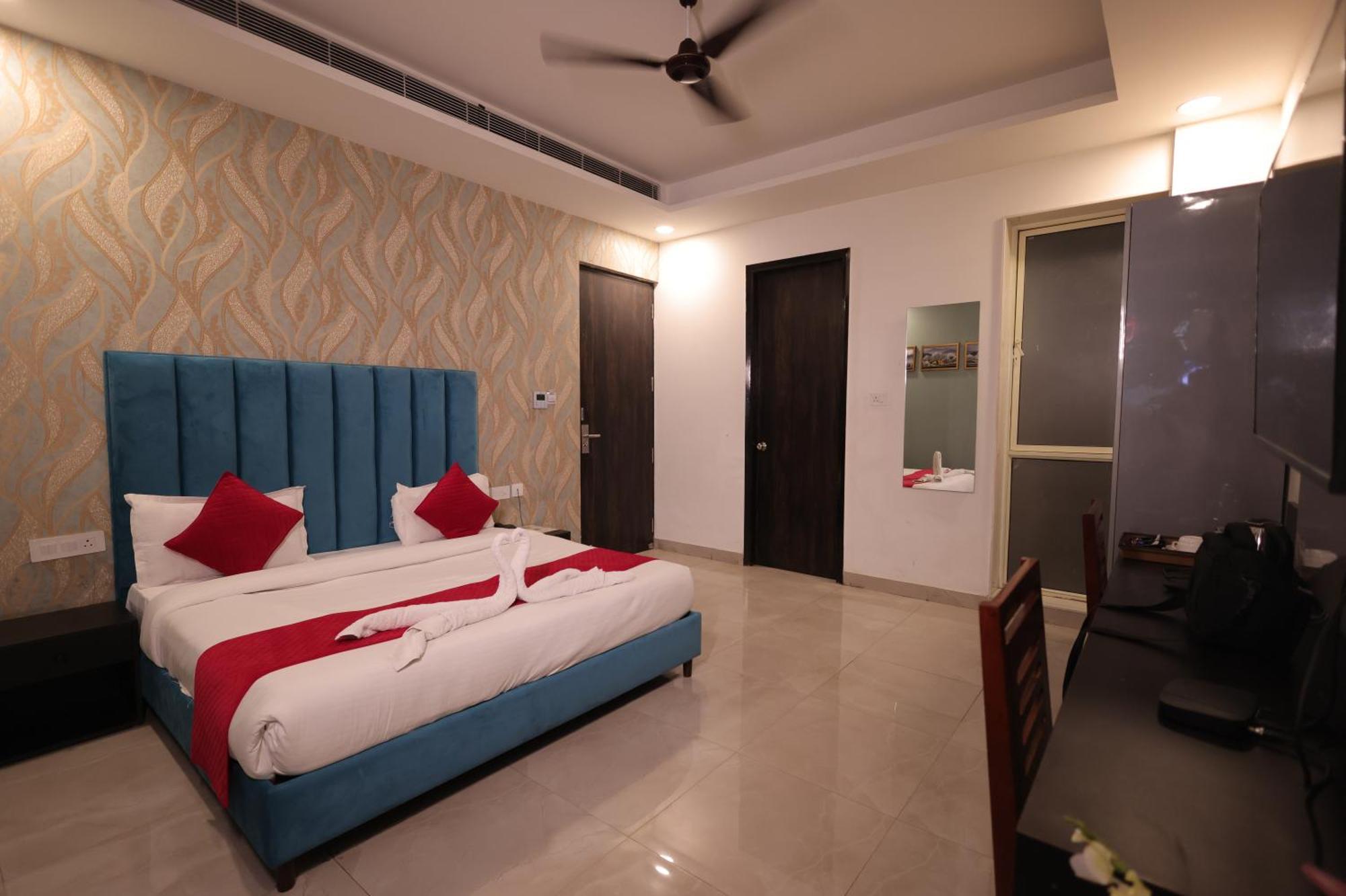 Crown Ceremonies Hotel Faridabad Ngoại thất bức ảnh