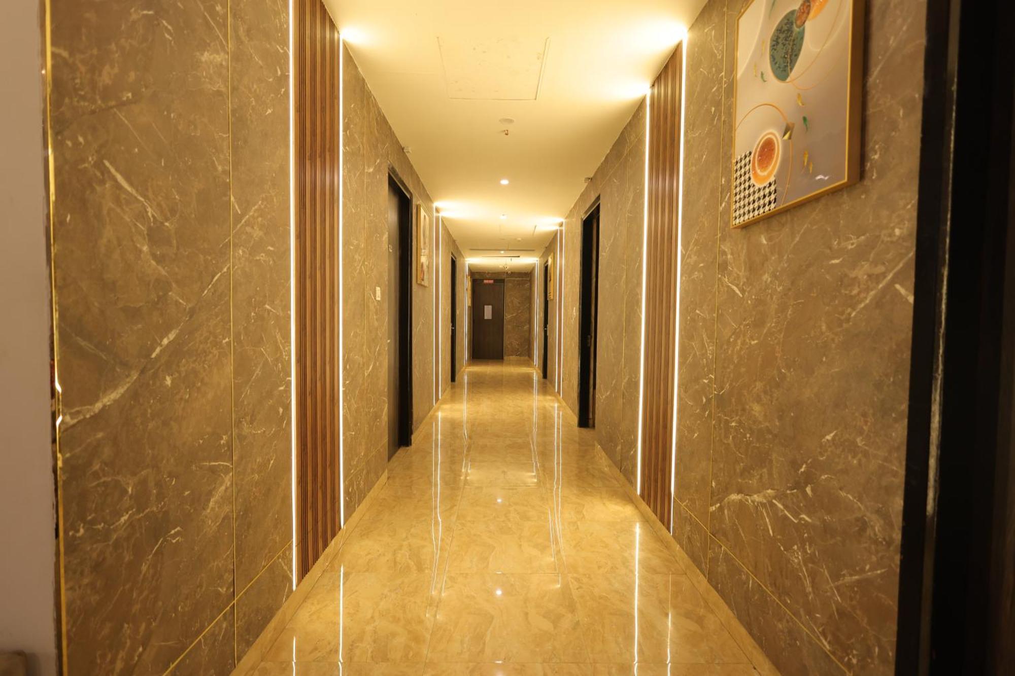 Crown Ceremonies Hotel Faridabad Ngoại thất bức ảnh