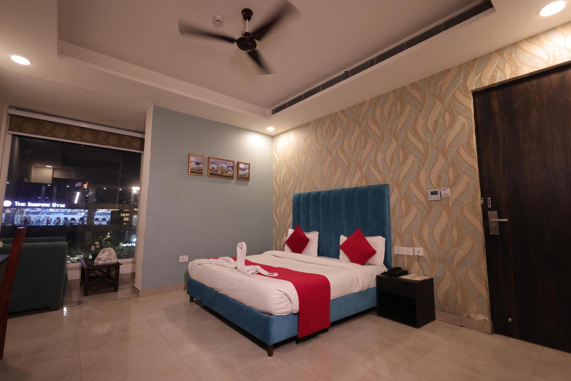 Crown Ceremonies Hotel Faridabad Ngoại thất bức ảnh